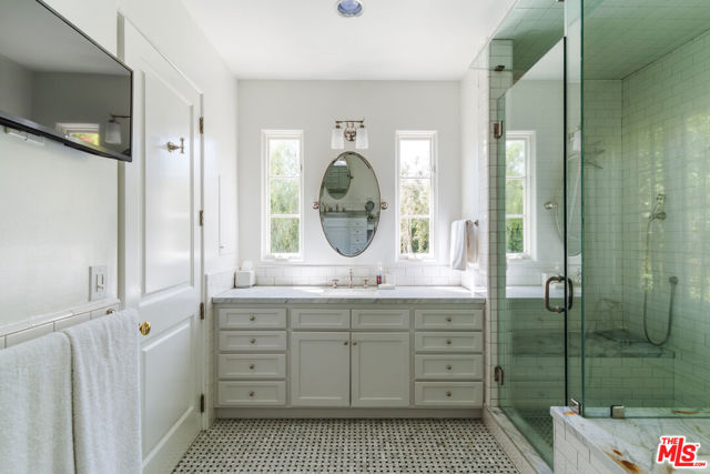 5425 Encino Avenue, Encino CA: https://media.crmls.org/mediaz/2f88c3e6-1aa4-45f0-a2a5-b67a74351e6a.jpg