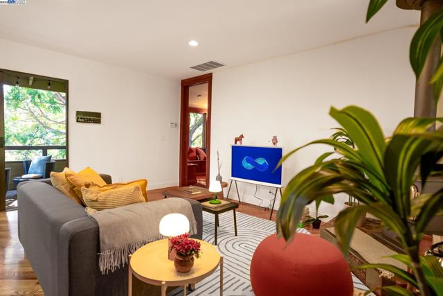 351 El Toyonal, Orinda CA: https://media.crmls.org/mediaz/2f88cab0-34b3-41c6-8071-85994772ea8a.jpg