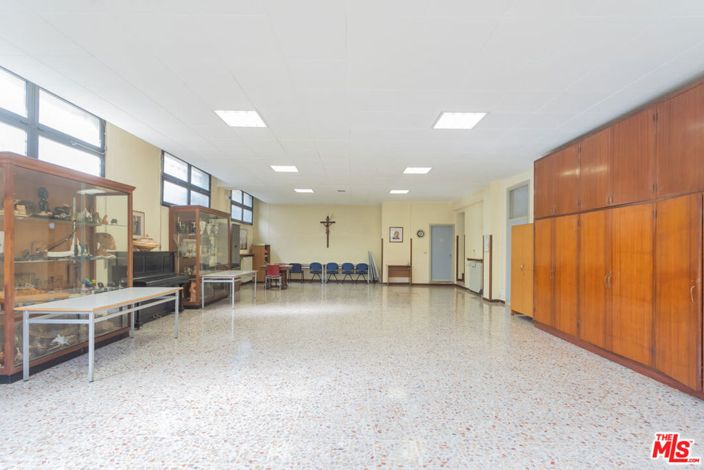 https://media.crmls.org/mediaz/2f88cf21-09d4-4957-9734-6e86ad65cff3.jpg?preset=X-Large