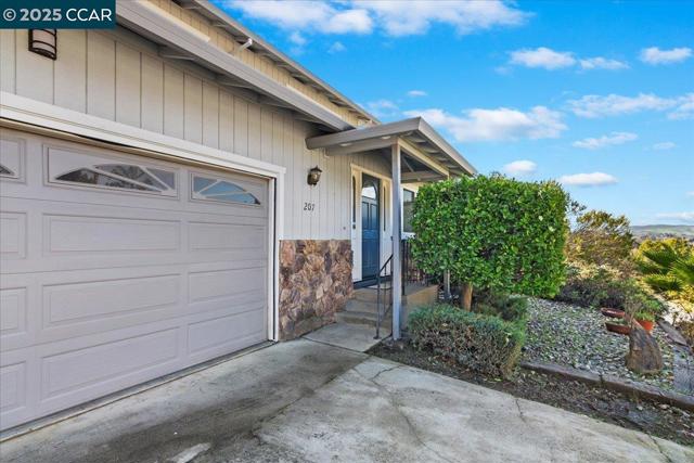 207 Midway Dr, Martinez CA: https://media.crmls.org/mediaz/2f88e4d7-d188-4498-8384-338364f76e89.jpg