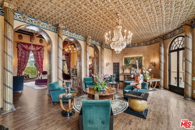 4320 Cedarhurst Circle, Los Angeles CA: https://media.crmls.org/mediaz/2f89063c-6101-49c1-b6f8-f0b28cba03d8.jpg