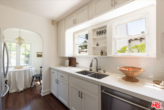 8009 Clinton Street, Los Angeles CA: https://media.crmls.org/mediaz/2f8a3703-9723-4090-8d55-037893425b47.jpg