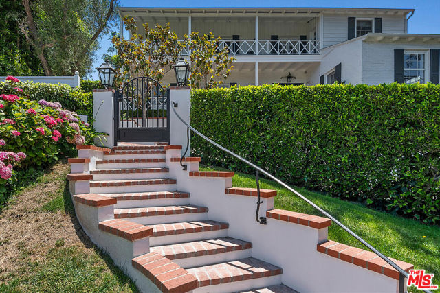 10428 Wyton Drive, Los Angeles CA: https://media.crmls.org/mediaz/2f8adc06-6ab6-4c9b-a79d-a3c5cefe9d9b.jpg