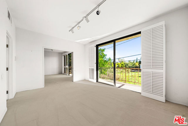 4454 Ventura Canyon Avenue, Sherman Oaks CA: https://media.crmls.org/mediaz/2f8af6e7-70d9-4967-bb80-c87cbf387168.jpg