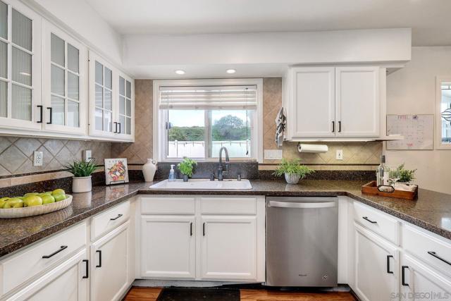 13791 Via Tres Vista, San Diego CA: https://media.crmls.org/mediaz/2f8c5079-bd63-4e83-ab55-d997f1c5f6e2.jpg