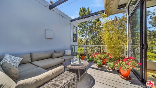 2461 Crest View Drive, Los Angeles CA: https://media.crmls.org/mediaz/2f8e9425-637d-416e-9511-586319c02632.jpg