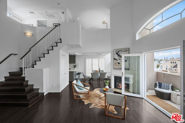 11855 Goshen Avenue, Los Angeles CA: https://media.crmls.org/mediaz/2f8f833f-8f76-4b10-87ad-3c17baa5e648.jpg