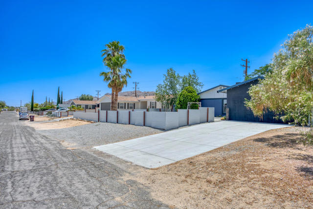 61589 El Reposo Street, Joshua Tree CA: https://media.crmls.org/mediaz/2f8f8f44-e68c-459e-883f-dc37e66717a1.jpg