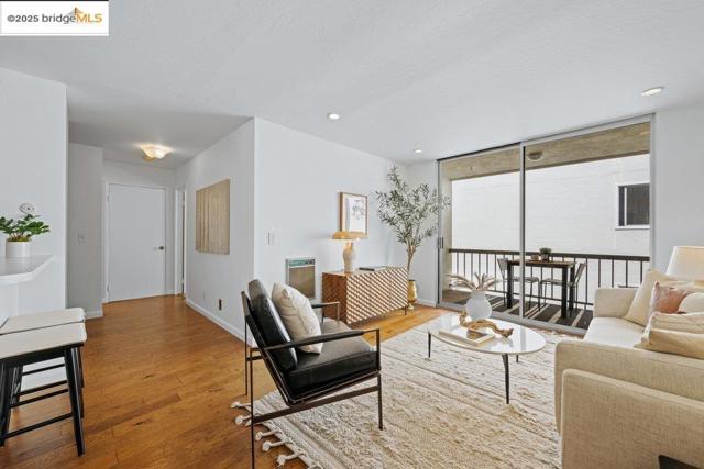 250 Whitmore St, Oakland CA: https://media.crmls.org/mediaz/2f904218-cfee-457c-808d-c7e67a07a145.jpg