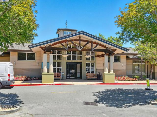 880 Terra California Dr, Walnut Creek CA: https://media.crmls.org/mediaz/2f9081ba-7e7d-445f-a424-fa2225b92b90.jpg