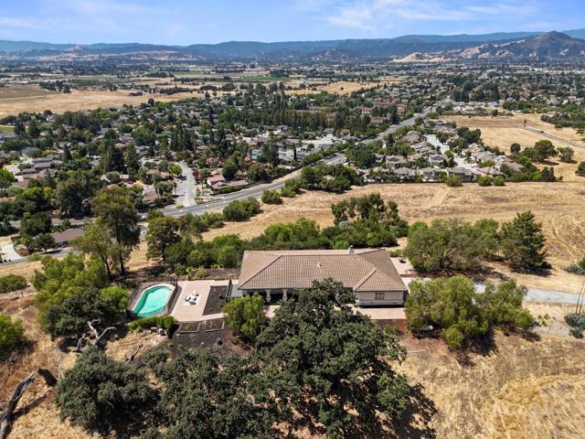 17101 Kruse Ranch Lane, Morgan Hill CA: https://media.crmls.org/mediaz/2f90e646-f77b-4e0c-845a-991fffcf1231.jpg