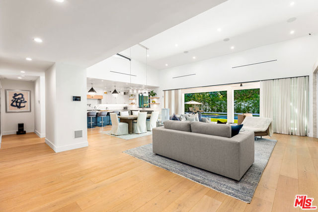 4961 Noeline Avenue, Encino CA: https://media.crmls.org/mediaz/2f91164b-5b1f-42b2-9da6-8ca8f9bd0e35.jpg