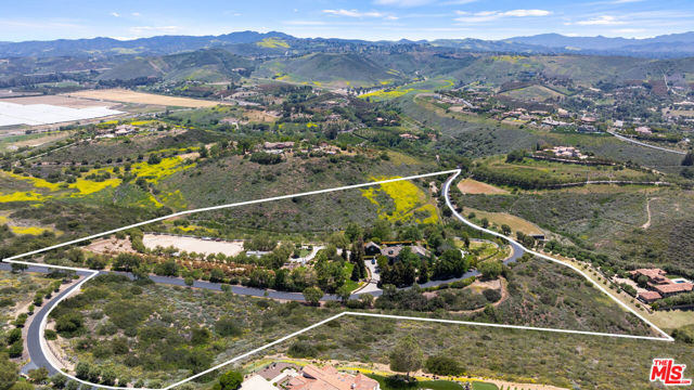 13418 Nightsky Drive, Camarillo CA: https://media.crmls.org/mediaz/2f92f105-14f2-4e06-be1b-7b56696238e2.jpg