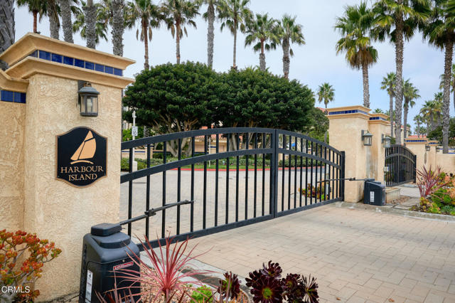 4229 Harbour Island Lane, Oxnard CA: https://media.crmls.org/mediaz/2f9335bf-9cb5-4149-8c1f-53529024299b.jpg
