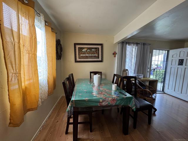 4046 4048 Eta St, San Diego CA: https://media.crmls.org/mediaz/2f94d262-d5c9-4f79-95b0-3ebe1e7acafe.jpg