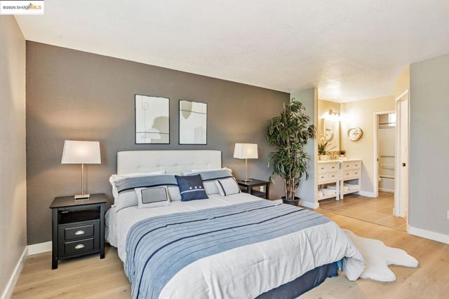 16 Town Sq PL, Oakland CA: https://media.crmls.org/mediaz/2f94d320-5a71-405f-80fb-e39b3585af6b.jpg