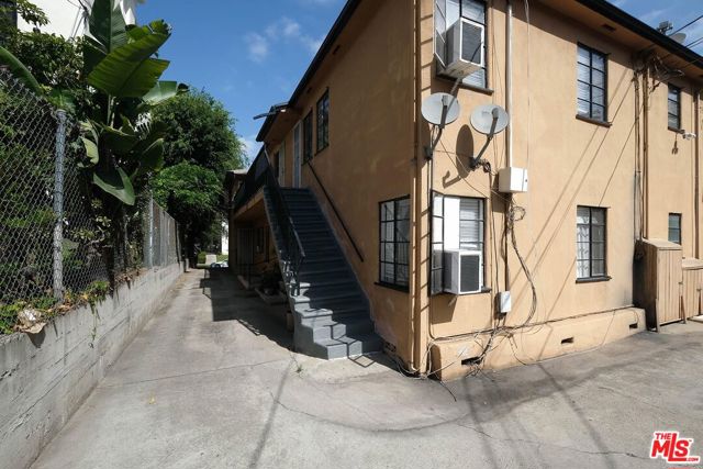 854 1/2 S Plymouth Boulevard, Los Angeles CA: https://media.crmls.org/mediaz/2f94f338-3077-4500-b38e-65d2d12bd435.jpg