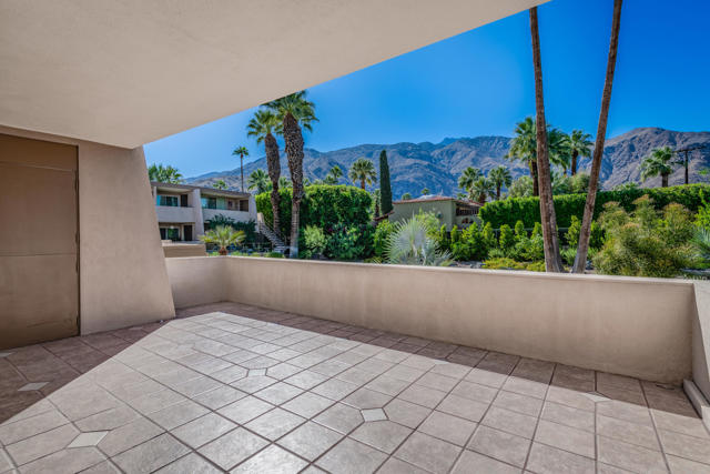 197 W Via Lola, Palm Springs CA: https://media.crmls.org/mediaz/2f94fcd1-bb84-462e-a1a2-bbc0735450b2.jpg