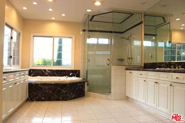 11502 Dona Teresa Drive, Studio City CA: https://media.crmls.org/mediaz/2f9533d1-d1b2-4eec-b486-7427e6dde790.jpg