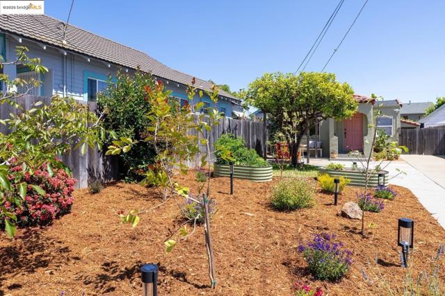 3742 Loma Vista AVE, Oakland CA: https://media.crmls.org/mediaz/2f954a61-0601-4b65-84a4-03ae527d34b8.jpg