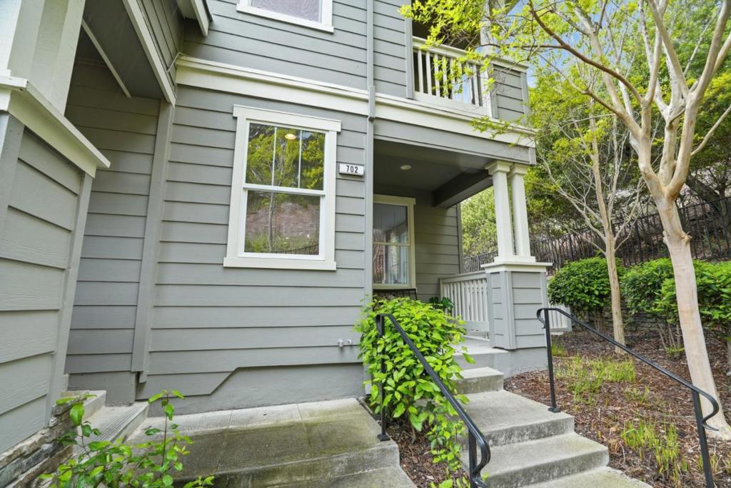 700 Live Oak Way #702