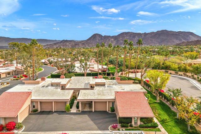 48980 Wildwood Lane, Palm Desert CA: https://media.crmls.org/mediaz/2f978758-3b12-4e6f-863a-29a1ce58487a.jpg