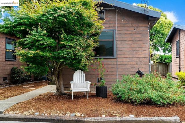 1130 Derby St, Berkeley CA: https://media.crmls.org/mediaz/2f97f5a8-9542-44aa-8aa7-ae8f48d3ad76.jpg