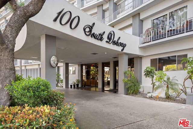 100 S Doheny Drive, Los Angeles CA: https://media.crmls.org/mediaz/2f9811d1-f918-4bff-9806-ac15093282a8.jpg