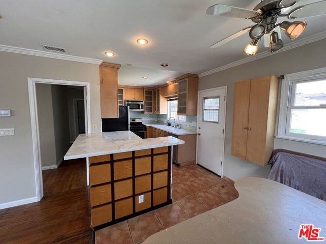 5037 W 126th Street, Hawthorne CA: https://media.crmls.org/mediaz/2f982939-08da-457a-ad50-45ba5b2eb097.jpg