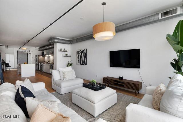 4115 Glencoe Avenue, Marina del Rey CA: https://media.crmls.org/mediaz/2f9842b7-c2dc-47eb-a9d5-1e0657fbe4da.jpg