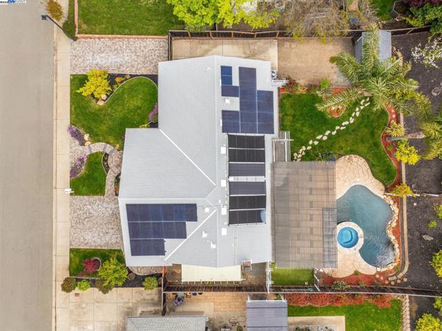 508 E Myrick Court, Clayton CA: https://media.crmls.org/mediaz/2f990574-f7e2-4c2f-a8bc-4956e5f7dc90.jpg