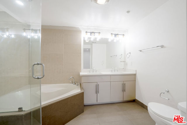 733 S Manhattan Place, Los Angeles CA: https://media.crmls.org/mediaz/2f99423a-1b81-48c4-b9d8-7bb10e51ff10.jpg