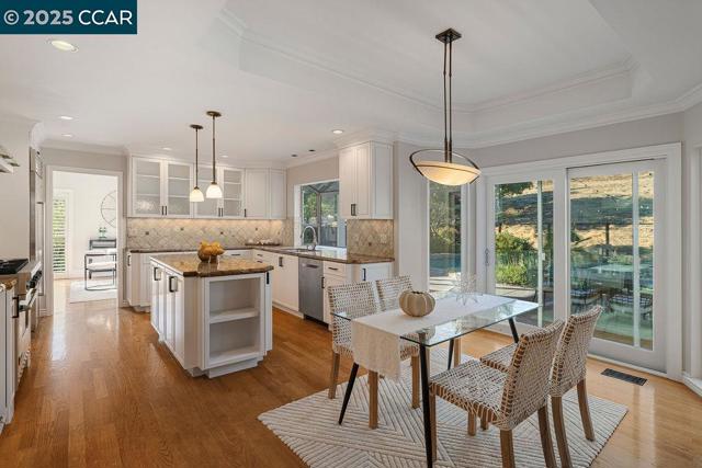 260 Edinburgh Cir, Danville CA: https://media.crmls.org/mediaz/2f994524-d5a3-4659-bd85-70d5df242b09.jpg
