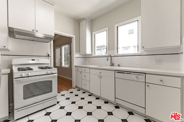 6101 Alcott Street, Los Angeles CA: https://media.crmls.org/mediaz/2f994b18-1b0b-4796-a9b9-3e9ca9ca7f85.jpg