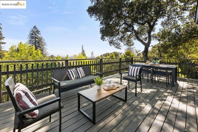99 Lexford Rd, Piedmont CA: https://media.crmls.org/mediaz/2f9b029f-db1b-4cf8-bbd0-23d2394fa777.jpg