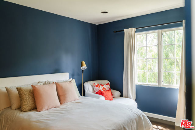 5425 Encino Avenue, Encino CA: https://media.crmls.org/mediaz/2f9c318b-8849-4b1c-b81b-cad948d64353.jpg