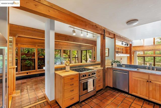 5950 Grizzly Peak Blvd, Oakland CA: https://media.crmls.org/mediaz/2f9c45f8-993a-42d0-bcca-3bc308d5995b.jpg