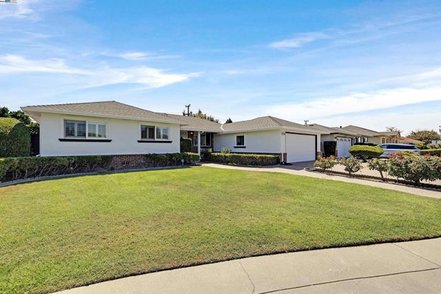 4208 Garland Dr, Fremont CA: https://media.crmls.org/mediaz/2f9ccb7c-3dbe-4fe4-a6f6-bac999f95268.jpg