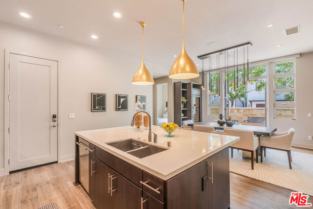 13042 W North Icon Circle, Playa Vista CA: https://media.crmls.org/mediaz/2f9d7c2d-8fff-4318-939e-fd4ea2918bbf.jpg