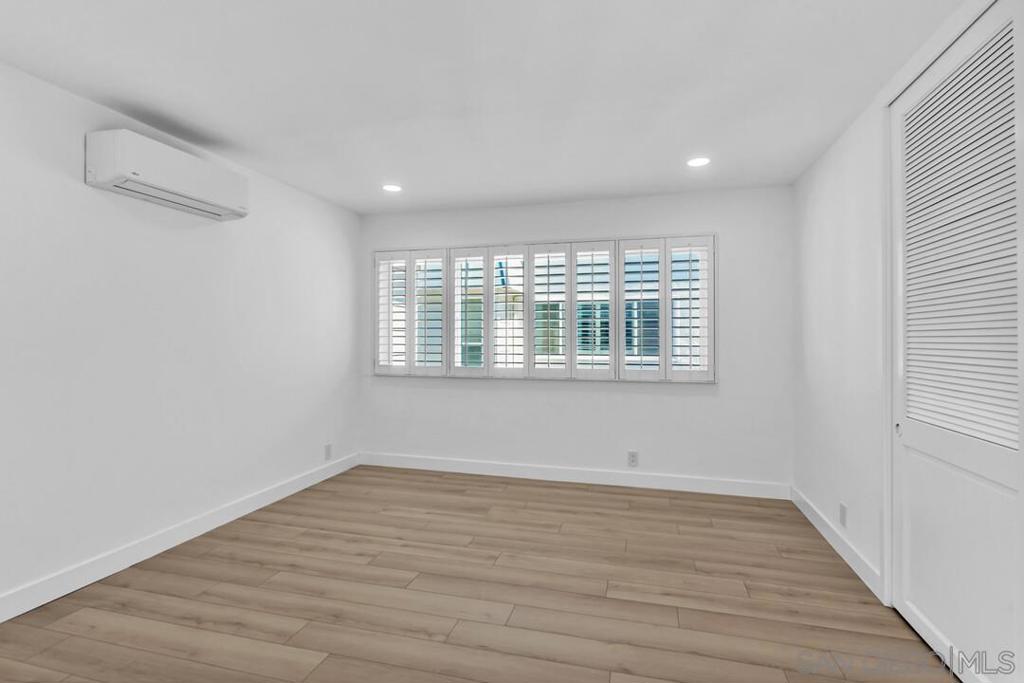 https://media.crmls.org/mediaz/2f9d90ae-44f6-4409-9d0f-cb11a5dcc936.jpg?preset=X-Large