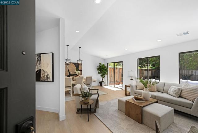 2085 Shady Creek Pl, Danville CA: https://media.crmls.org/mediaz/2f9e67d9-02a2-4abc-ba39-a8ee15222256.jpg