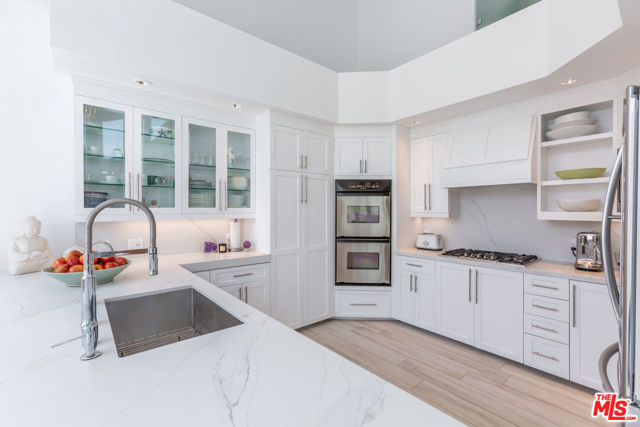 18 Union Jack Street, Marina del Rey CA: https://media.crmls.org/mediaz/2f9e9a84-b96f-45f2-9733-c657cae7f793.jpg
