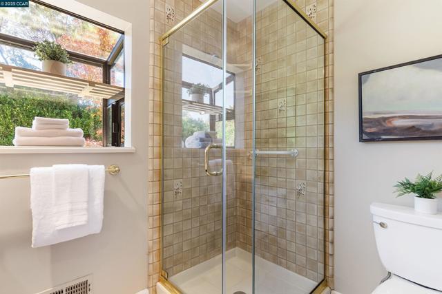 372 El Divisadero Ave, Walnut Creek CA: https://media.crmls.org/mediaz/2f9ef7a7-e039-4ee9-9879-d7ad09846cf5.jpg