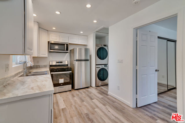 15011 Hartsook Street, Sherman Oaks CA: https://media.crmls.org/mediaz/2f9f3e57-da55-4801-81e4-83886b5735fc.jpg