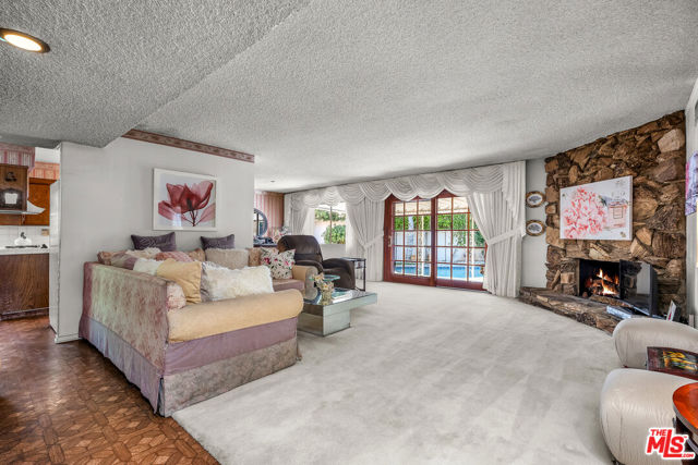 13016 Stagg Street photo 5