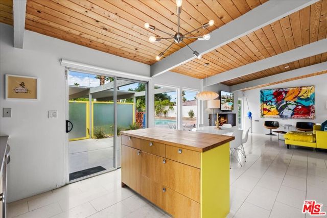 888 E Janet Circle, Palm Springs CA: https://media.crmls.org/mediaz/2fa018e1-3c69-42c3-bf93-52e8bf886989.jpg