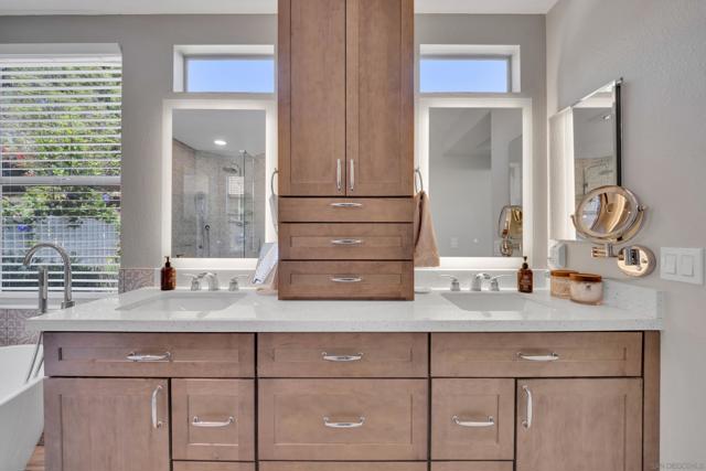 2106 Laura Dr, Escondido CA: https://media.crmls.org/mediaz/2fa0bde2-e181-4c24-8abc-0280d16218a7.jpg