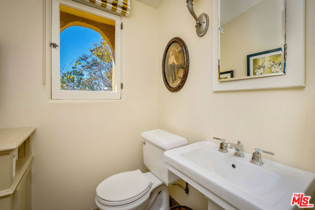 500 N Las Palmas Avenue, Los Angeles CA: https://media.crmls.org/mediaz/2fa15f06-c1af-45ac-a184-8e1e717ec18e.jpg