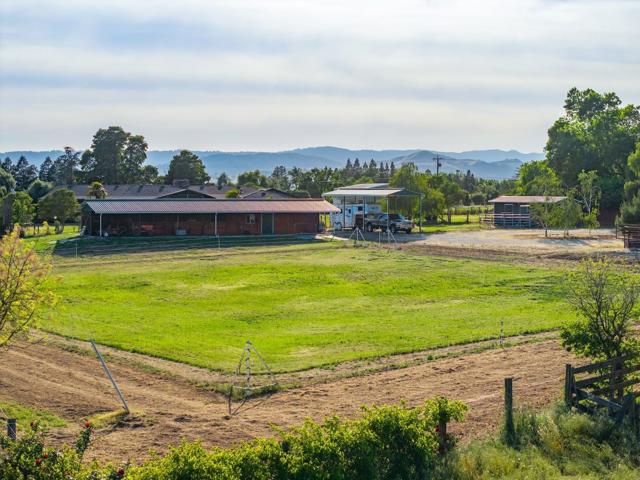 9900 Walter Welsher Court, Gilroy CA: https://media.crmls.org/mediaz/2fa16b1f-3e96-4f39-9b54-18ea4af2451a.jpg