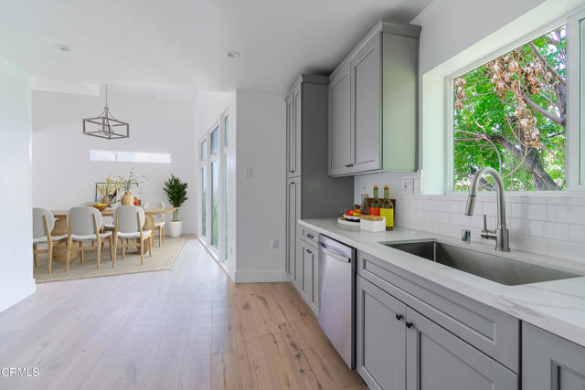 Detail Gallery Image 8 of 21 For 2409 Yorkshire Dr, Los Angeles,  CA 90065 - 3 Beds | 2/1 Baths
